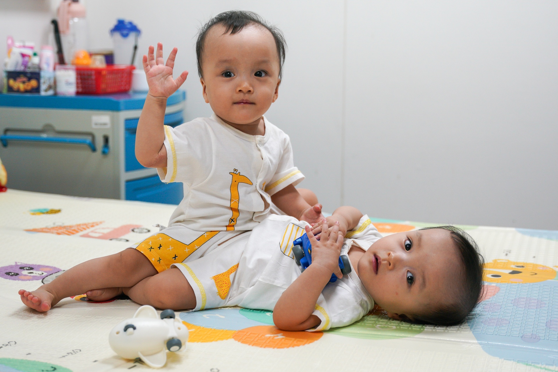 Truc Nhi - Dieu Nhi giong va khac cap song sinh Viet - Duc the nao? hinh anh