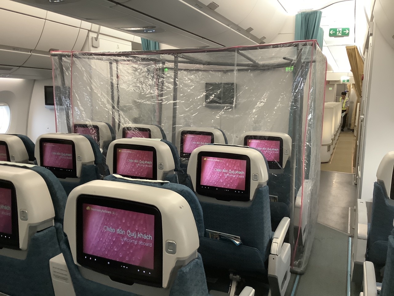 Ke hoach ngan virus lay lan tren may bay co 120 benh nhan Covid-19 hinh anh