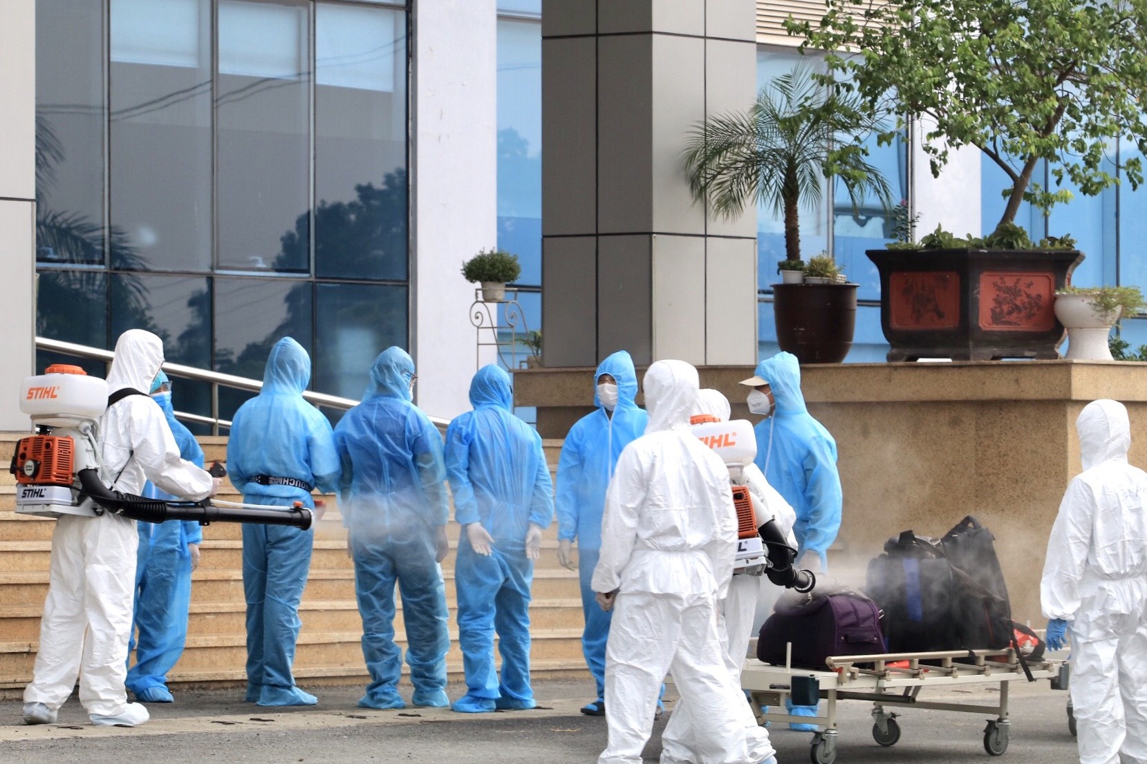 3 benh nhan Covid-19 tu Guinea Xich Dao tro ve duoc theo doi dac biet hinh anh