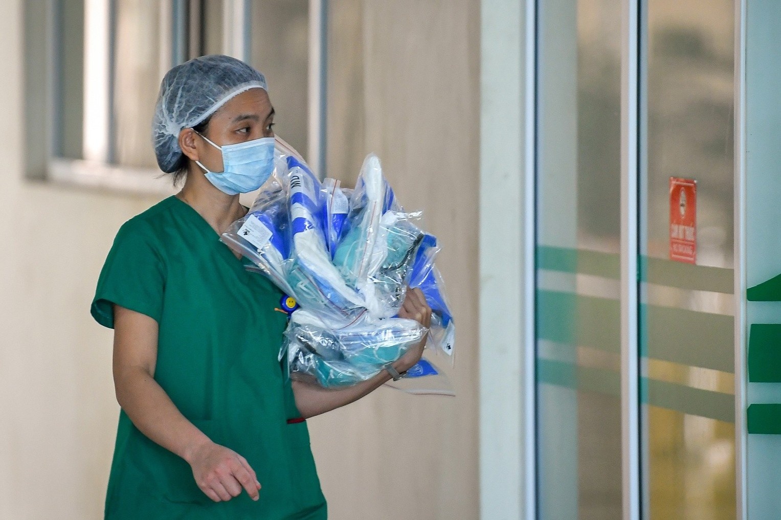 Ben trong benh vien chuan bi don 120 nguoi mac Covid-19 hinh anh