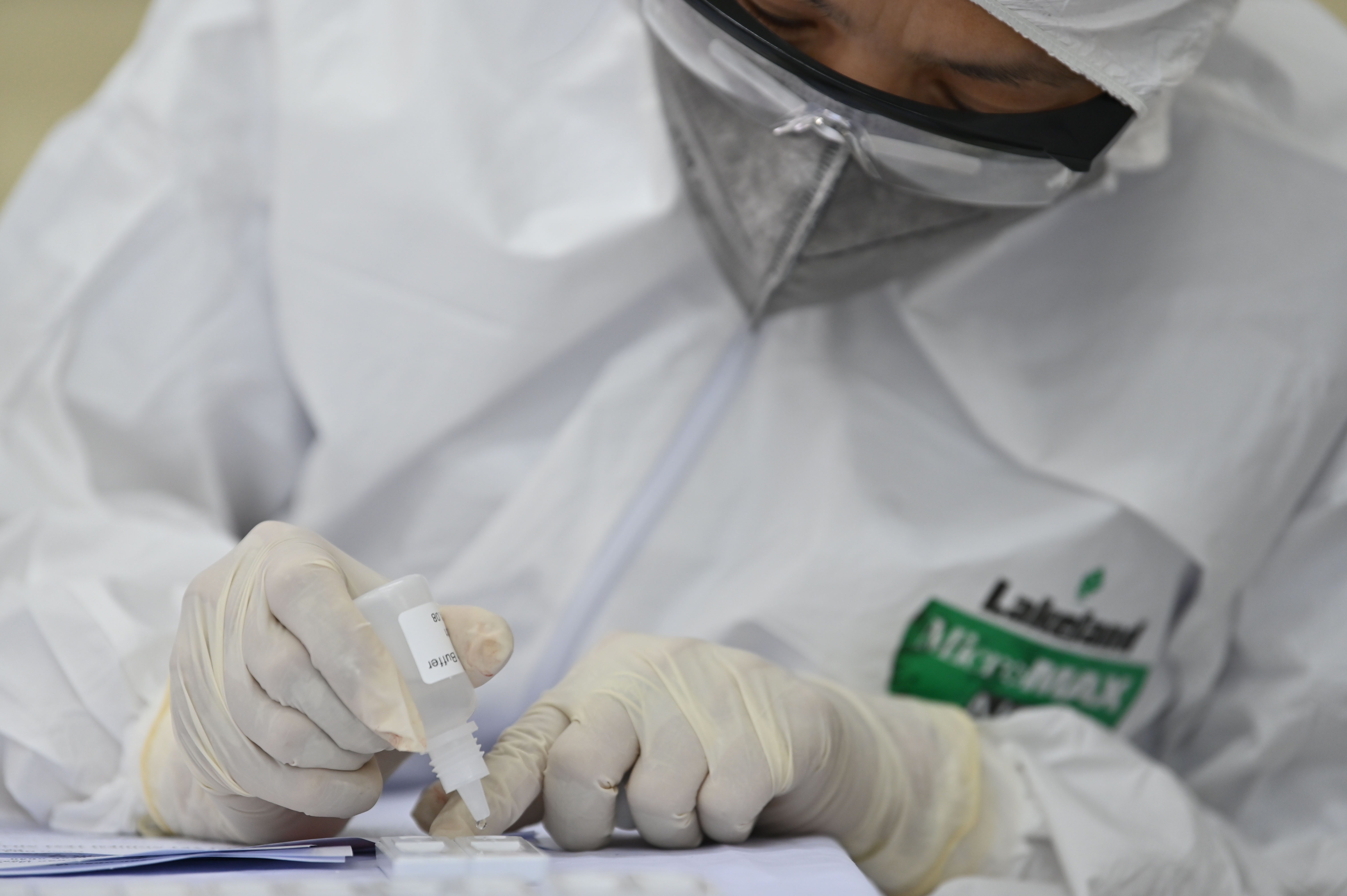 Vi sao nen dung xet nghiem nhanh Covid-19? hinh anh