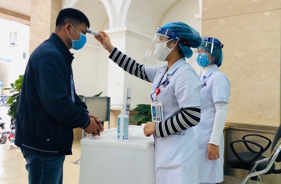 Benh vien o Ha Noi khong tiep nhan nguoi toi tham, chua khai bao y te hinh anh