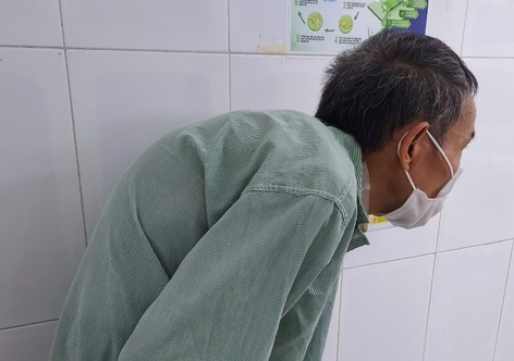 Phau thuat cho benh nhan bi gu 90 do hinh anh