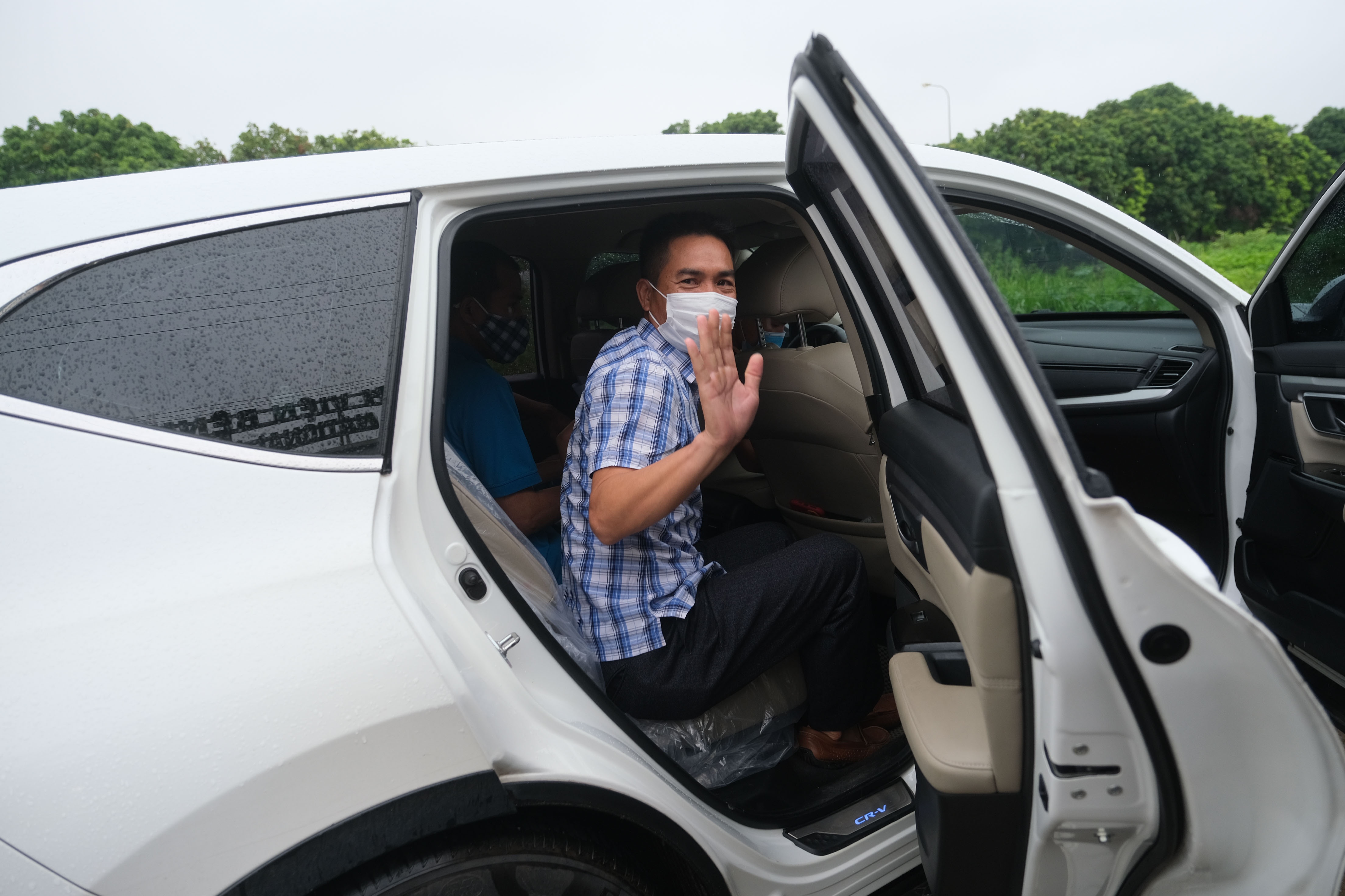 Ngay het cach ly cua 183 nguoi Viet ve tu Guinea Xich Dao hinh anh