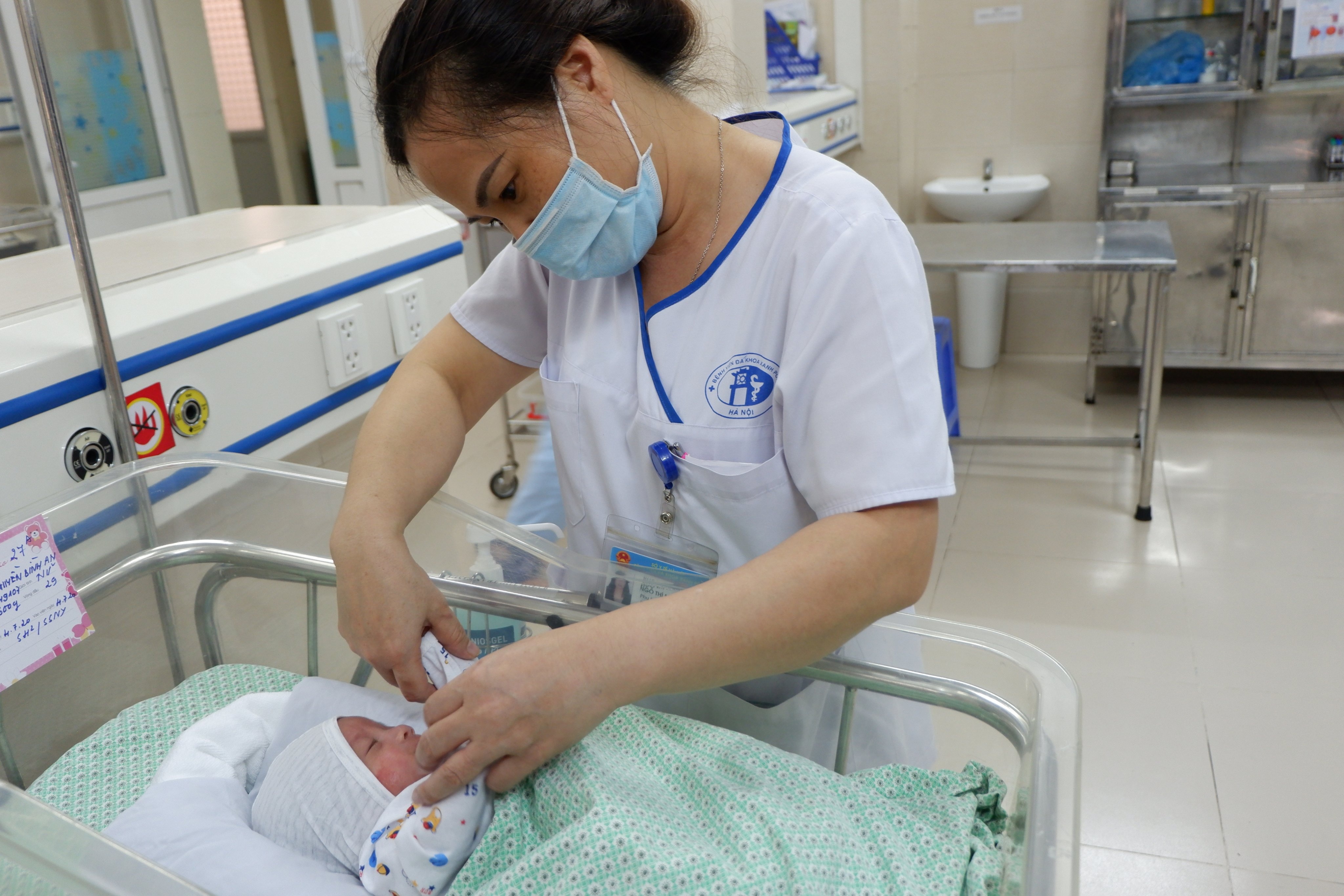 Be so sinh bi bo roi ven duong duoc xuat vien hinh anh