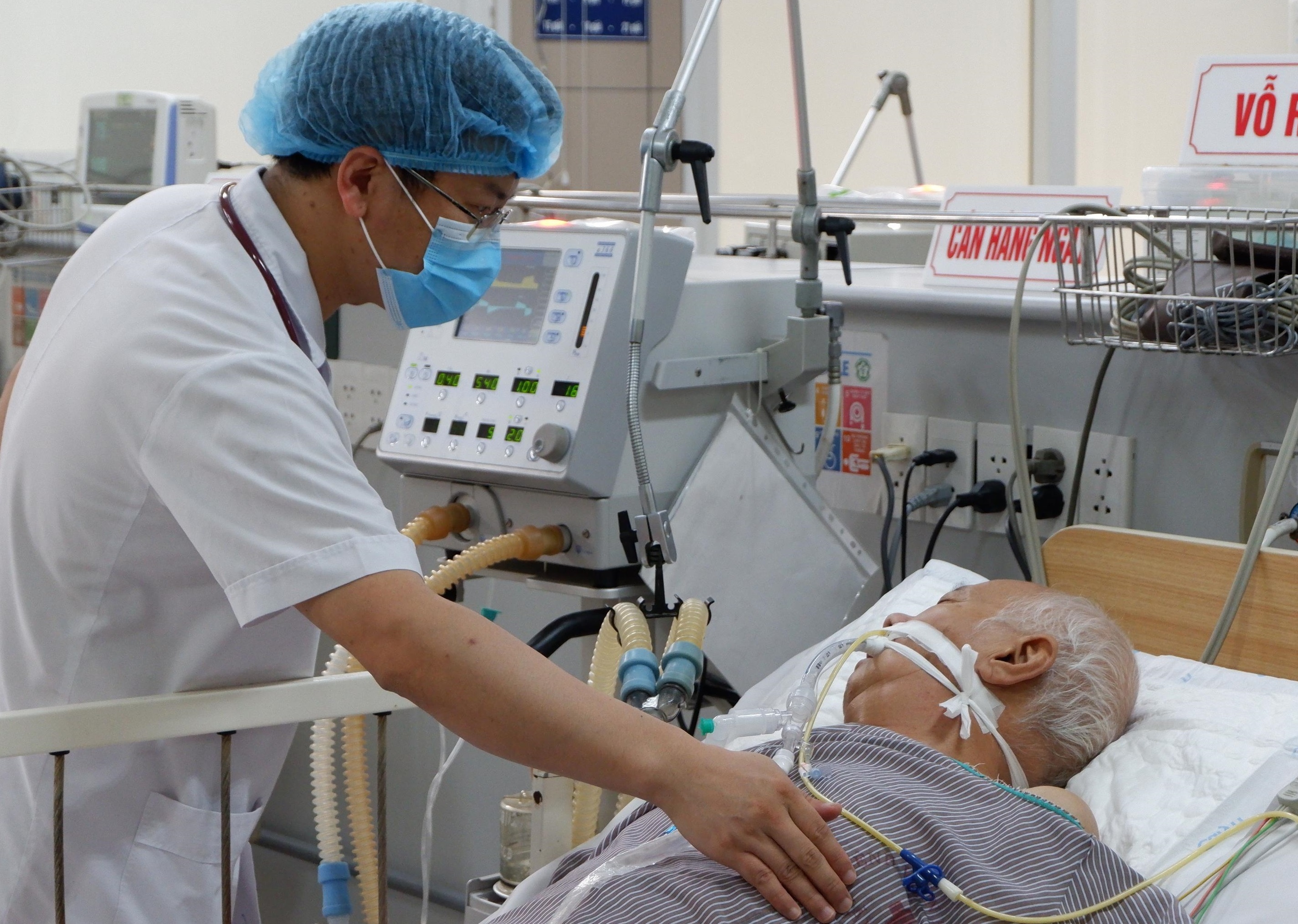 Dung thuoc gia 8.000 USD cuu nguoi bi ngo doc pate Minh Chay hinh anh