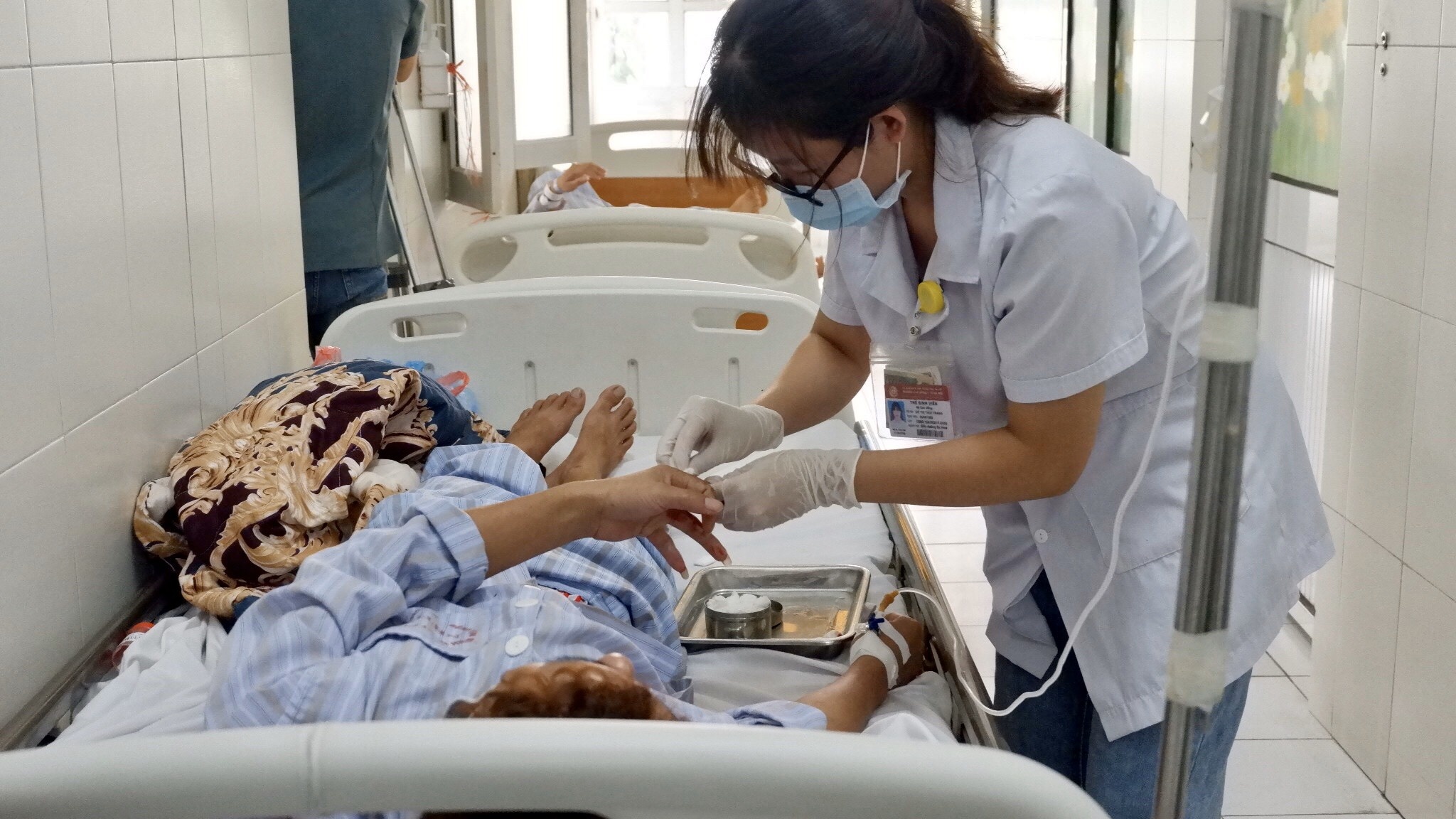 phân biệt sốt xuất huyết và covid-19 ảnh 2 phan biet sot xuat huyet va covid-19 anh 2