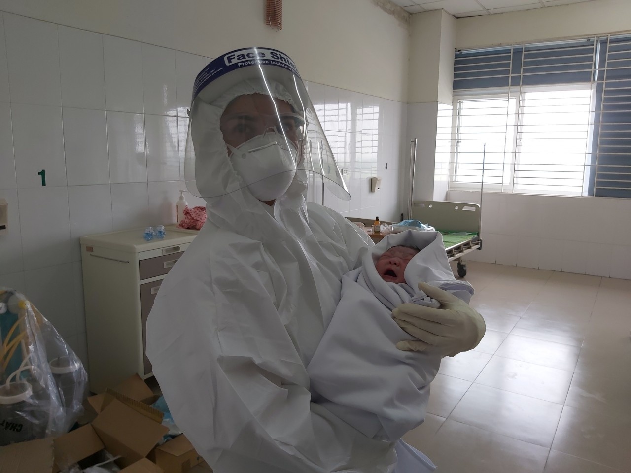 Benh nhan 411 sinh be trai nang 3,8 kg hinh anh