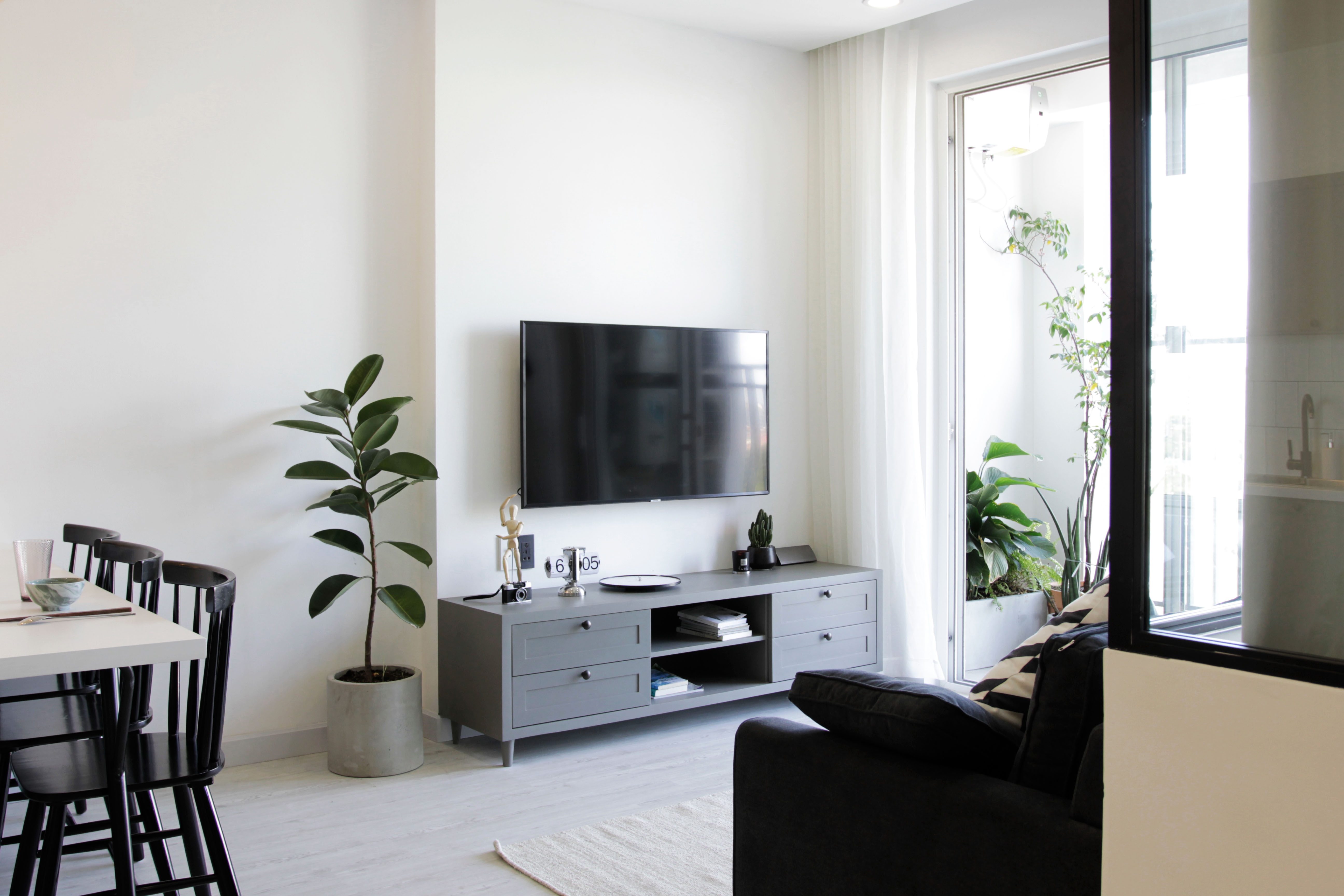 Can ho toi gian co diem nhan la nhung buc tuong kinh hinh anh