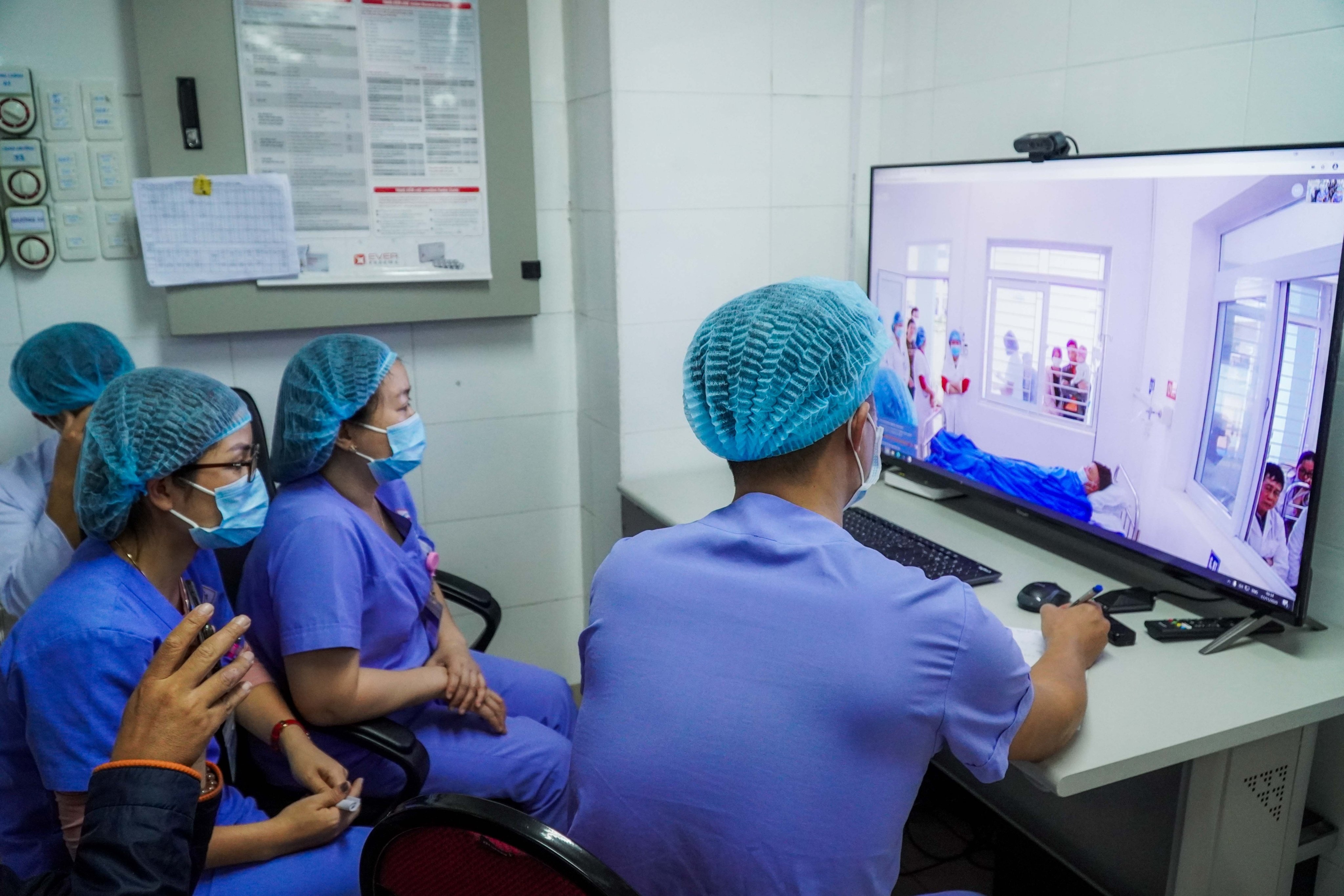 Nguoi dan vung sau thieu dien thoai thong minh de cap nhat y te hinh anh