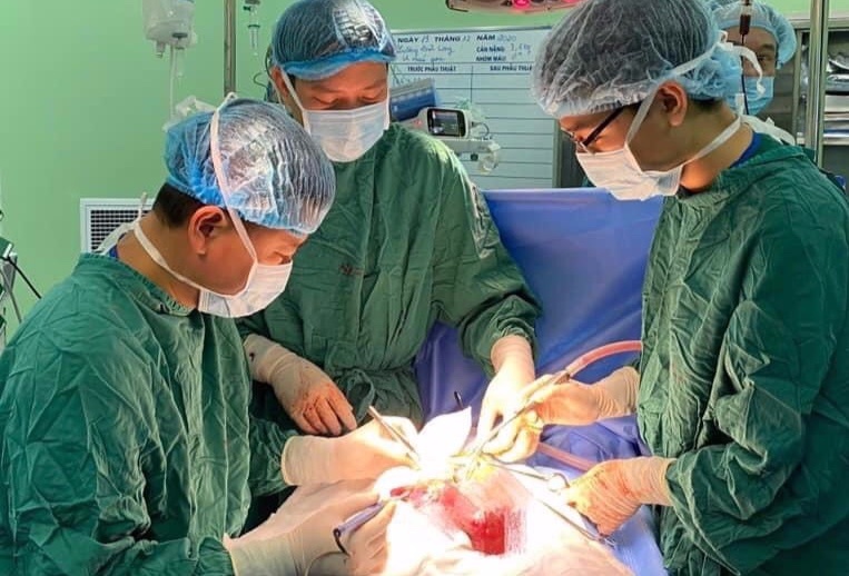 Phau thuat cat gan cuu be trai 14 ngay tuoi hinh anh