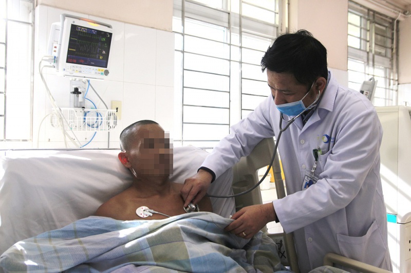 Cuu benh nhan bi xe tai cho go do vao nguoi hinh anh