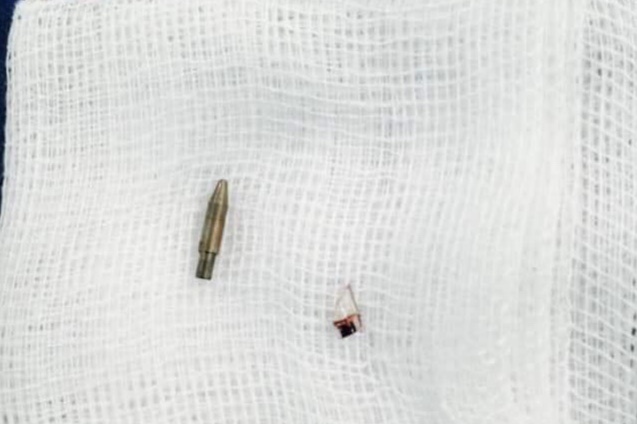 Be trai bi ban dung but bi dam vao biu hinh anh