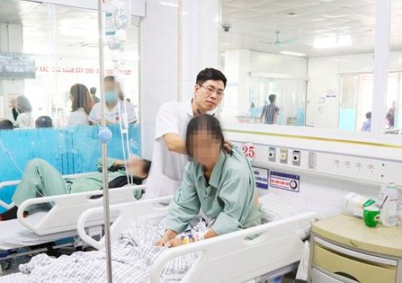 Nguoi phu nu bi ngo doc thuoc tri tang huyet ap hinh anh