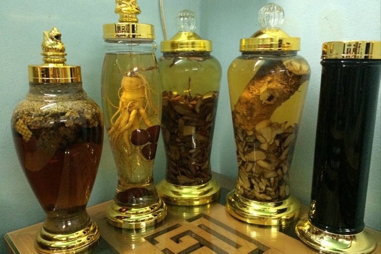 Co nen tu ngam ruou bang thao duoc? hinh anh