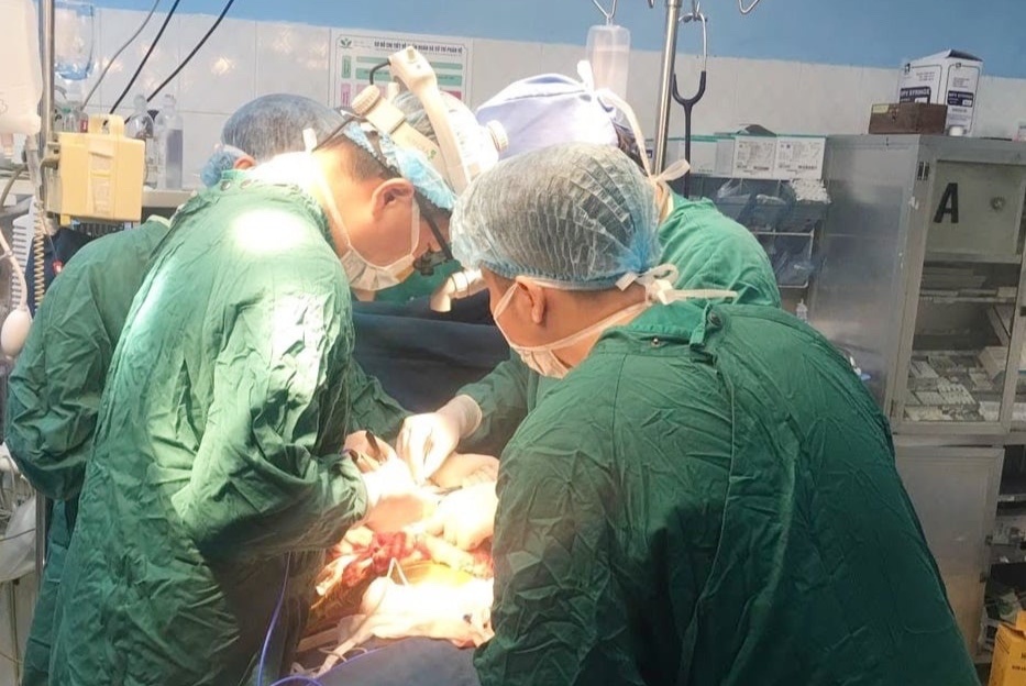 Be 16 thang tuoi bi manh vo coc thuy tinh cam vao bung hinh anh