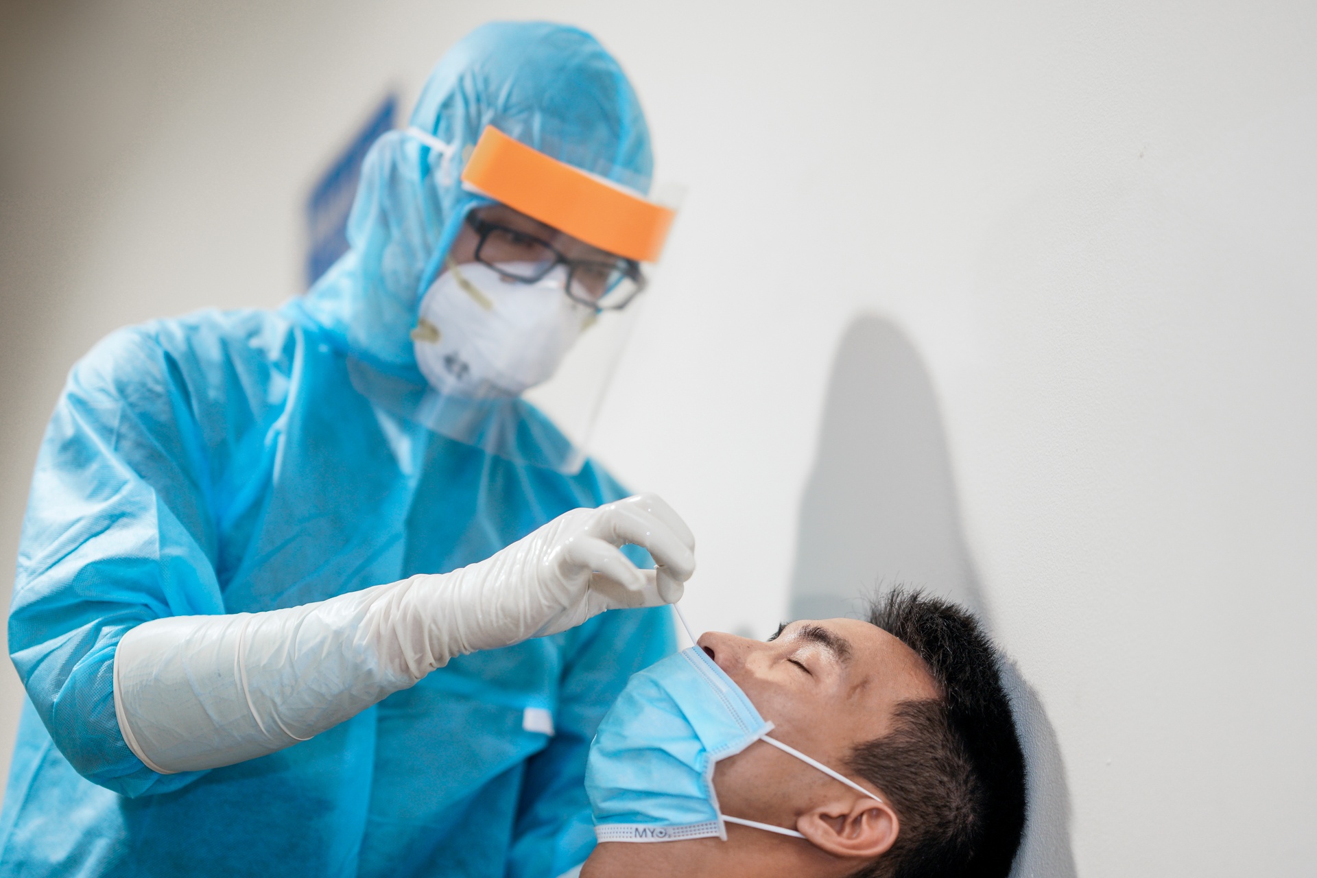 Them 6 benh nhan nhap canh mac Covid-19 hinh anh