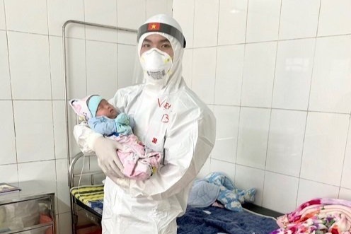 Benh nhan Covid-19 nho tuoi nhat Viet Nam xuat vien hinh anh