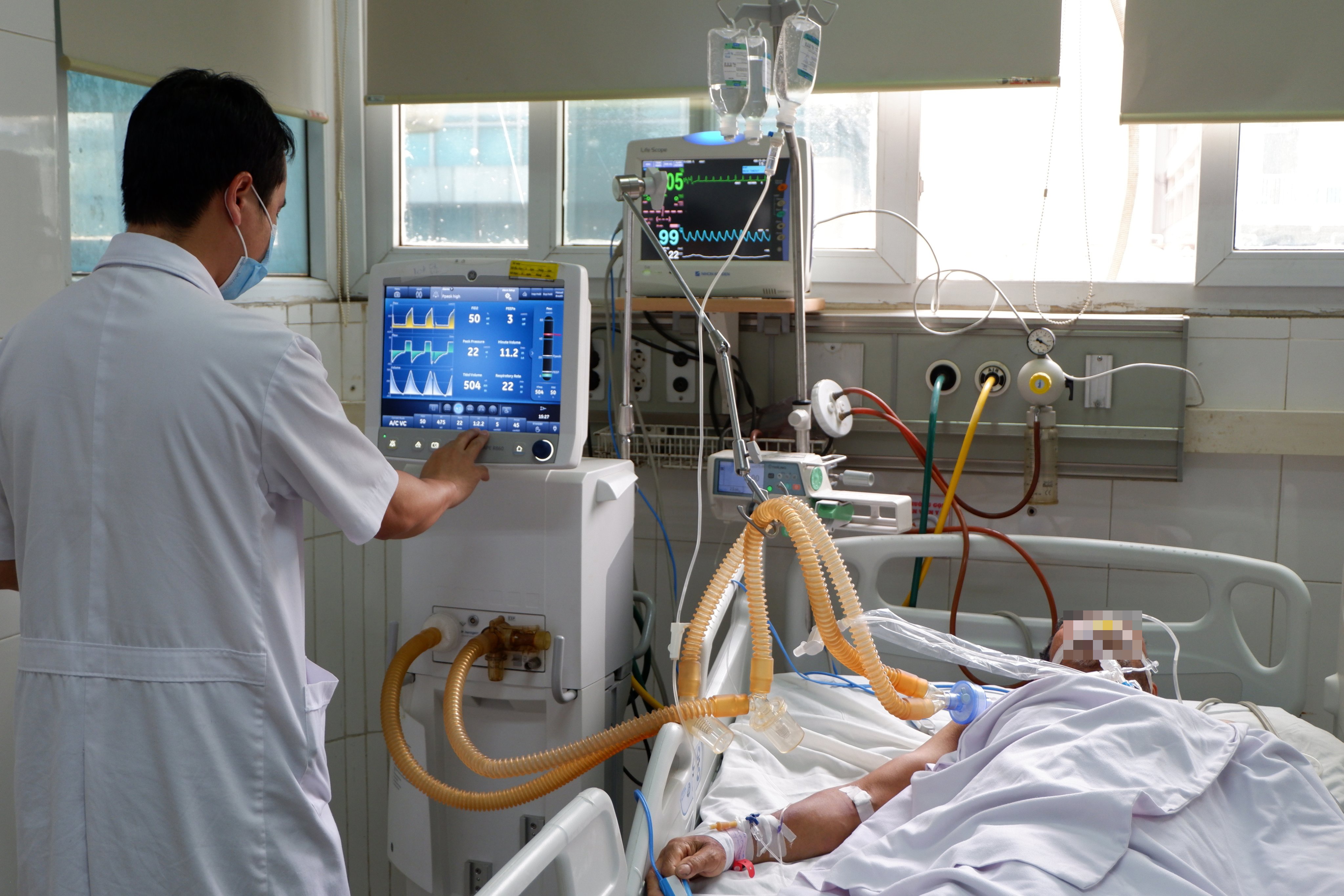 Nguoi dan ong bi loet cang chan sau vet xuoc nho hinh anh