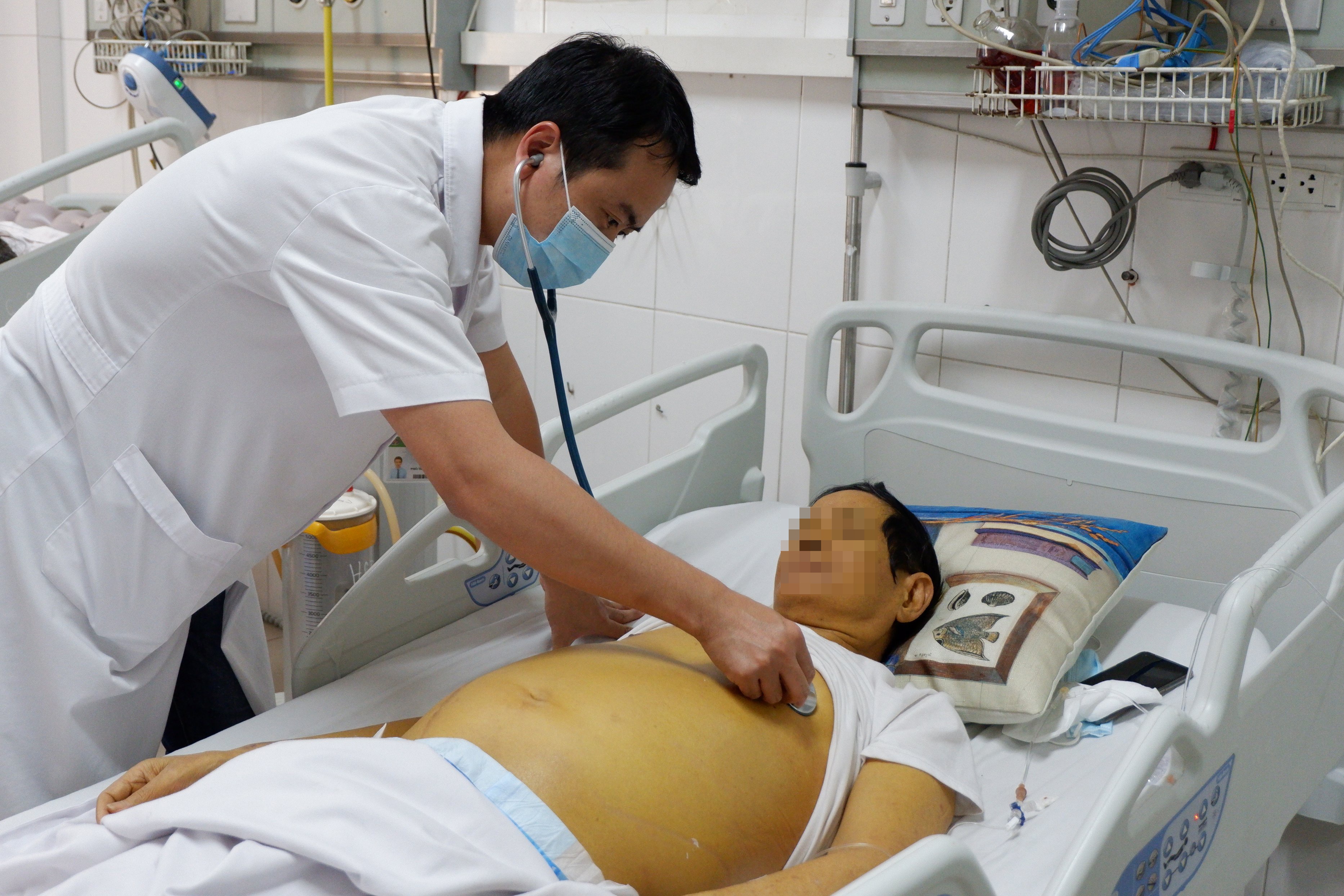 Benh nhan viem gan nguy kich vi tu y bo thuoc hinh anh