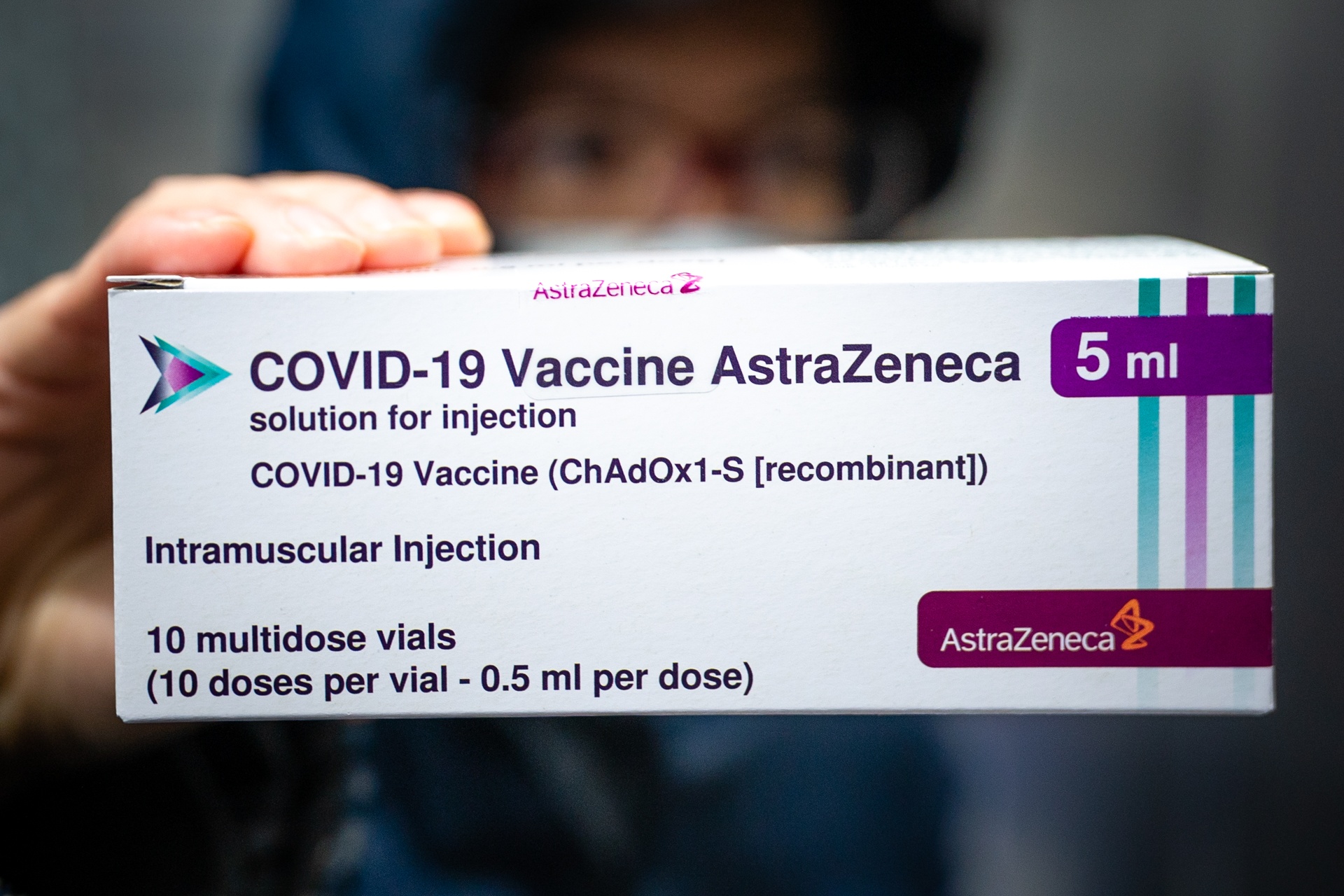 Mot nguoi bi soc phan ve sau khi tiem vaccine AstraZeneca hinh anh