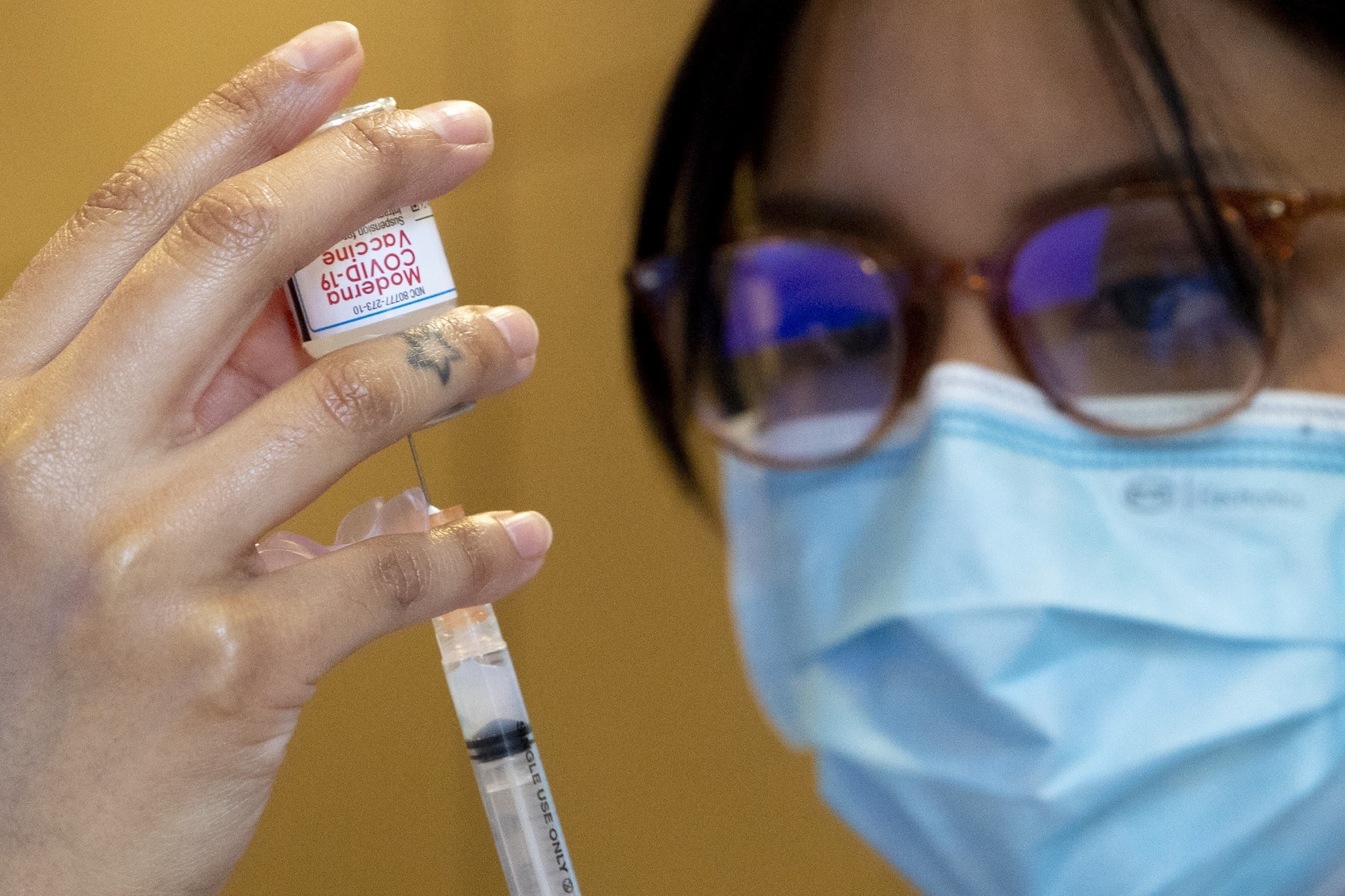 Hon 60% nguoi tren 18 tuoi o TP.HCM da tiem 2 mui vaccine Covid-19 hinh anh