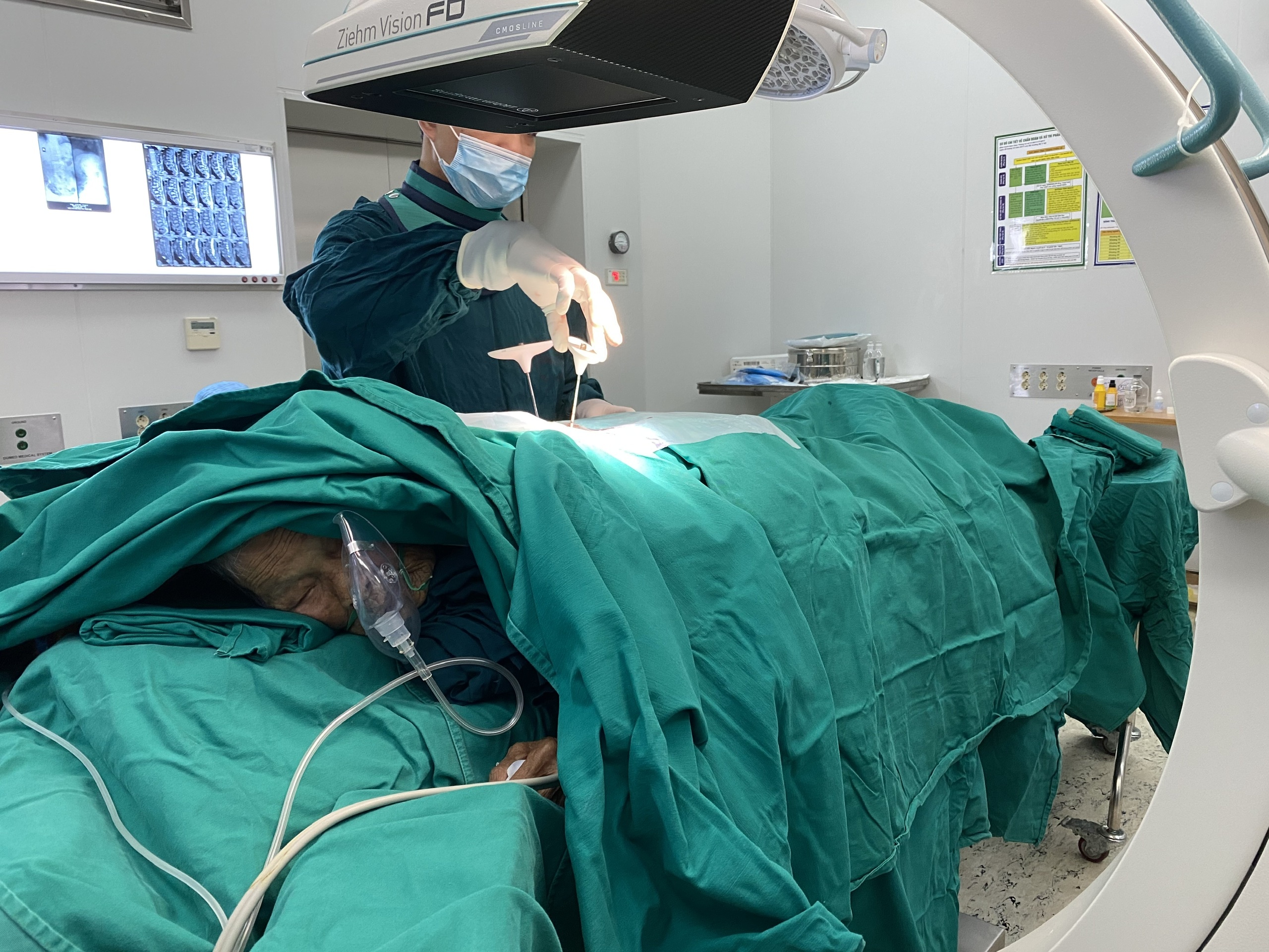 phau thuat dot song cho nguoi gia anh 1