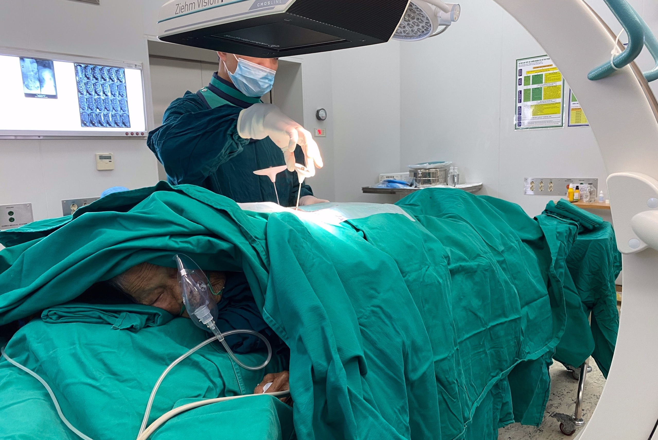 Cu ba 101 tuoi duoc phau thuat tao hinh dot song hinh anh