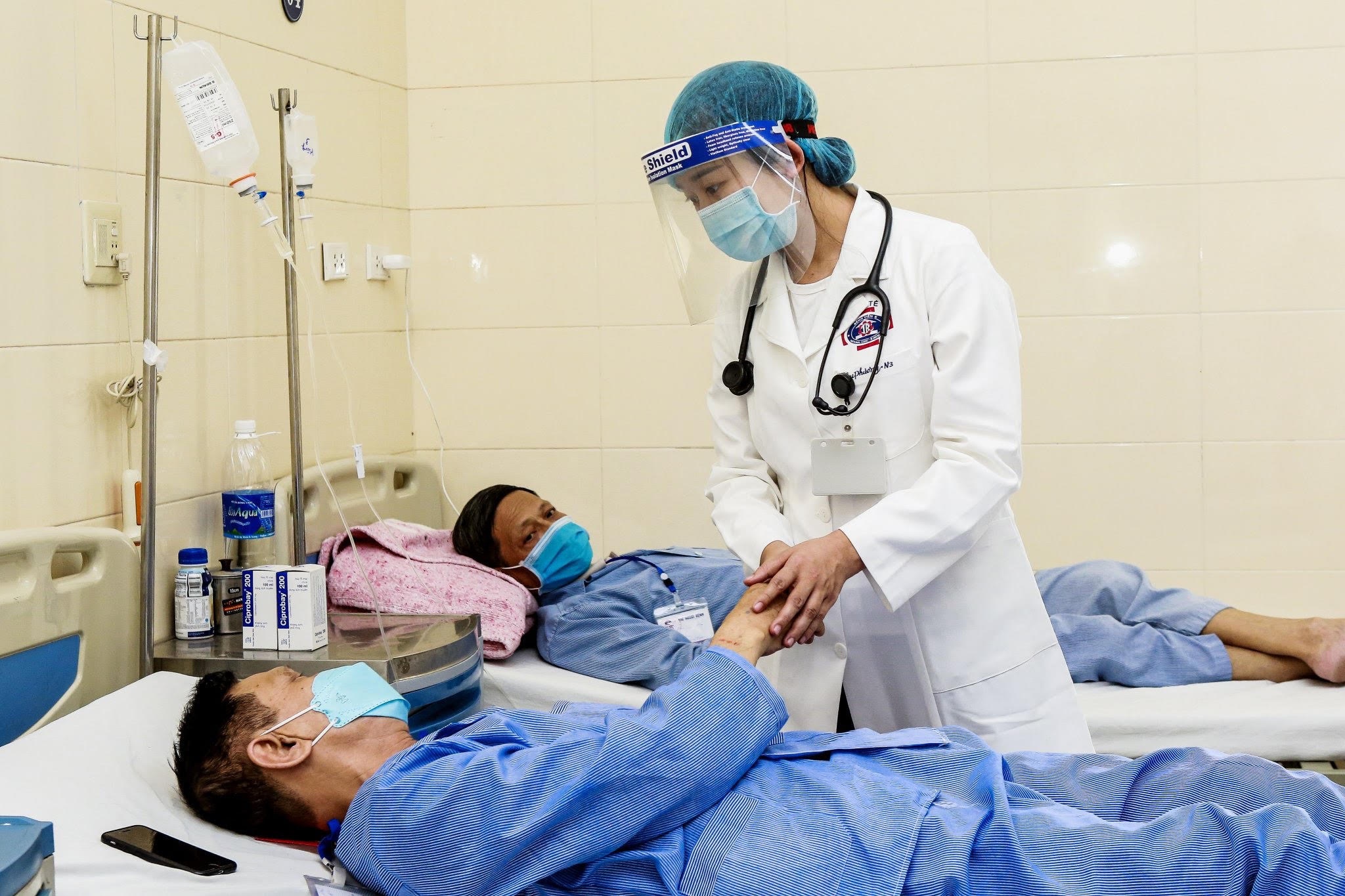 Vaccine Covid-19 co anh huong den dieu tri ung thu? hinh anh