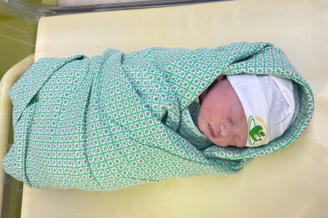 Nho duoc phat hien nhip tim nhanh, thai nhi chao doi khoe manh hinh anh