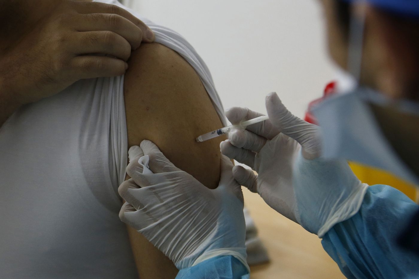 Chua ghi nhan phan ung nghiem trong sau khi tiem vaccine Covid-19 hinh anh