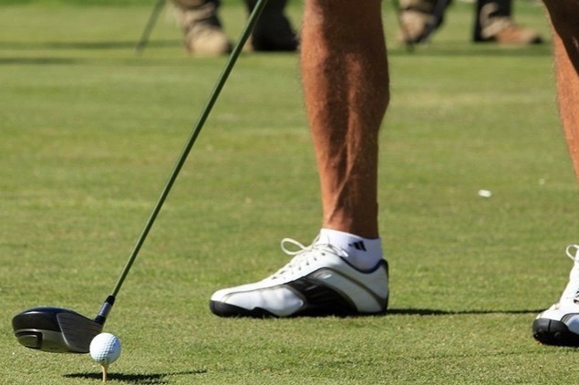 Nguoi dan ong bi chay mau nao khi dang choi golf hinh anh