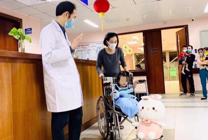 Be gai roi tu tang 12A chung cu khoe manh xuat vien hinh anh