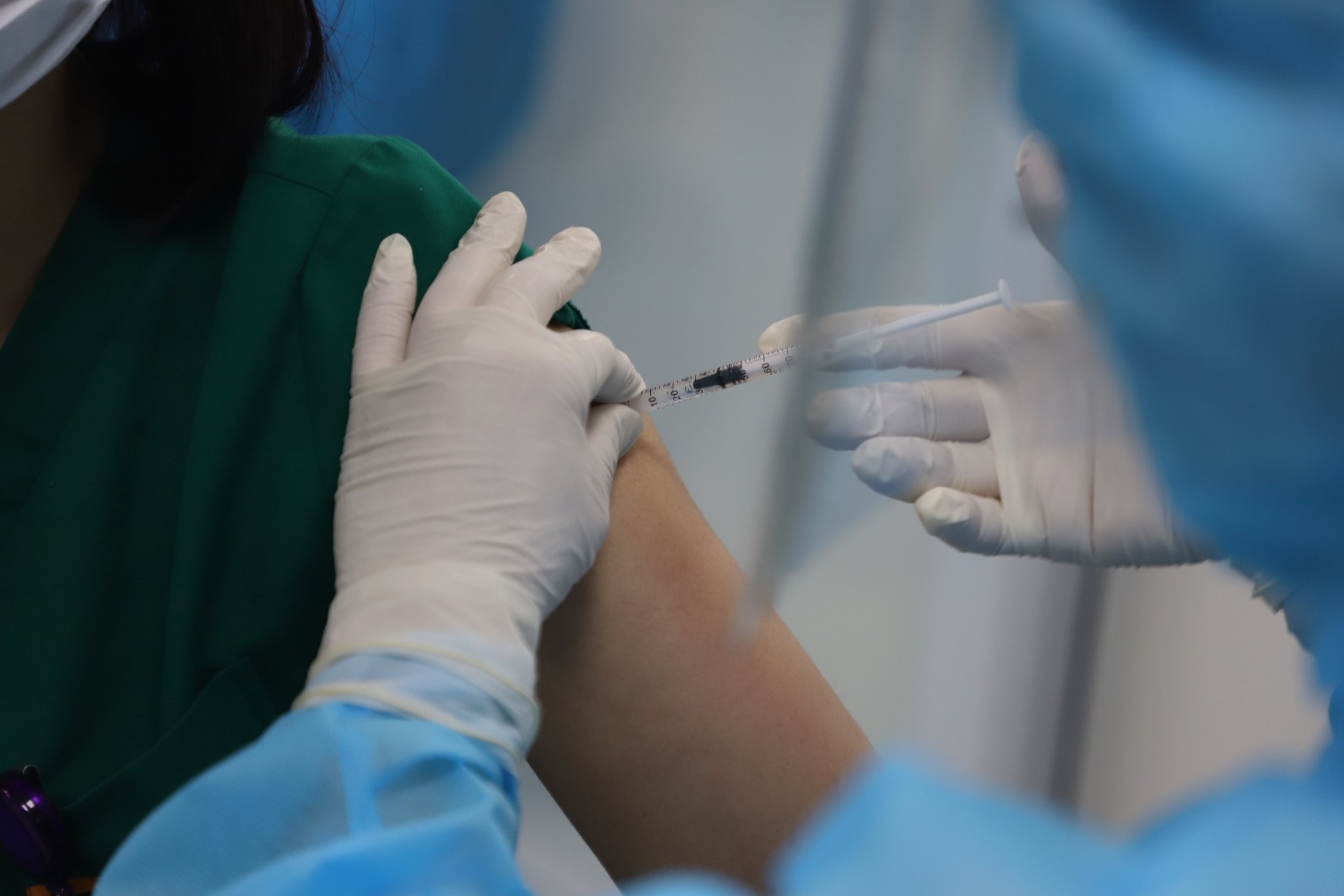 11 nguoi gap phan ung nang sau tiem vaccine Covid-19, Bo Y te noi gi? hinh anh