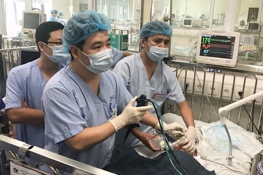 Be trai nguy kich do sac hat dieu hinh anh