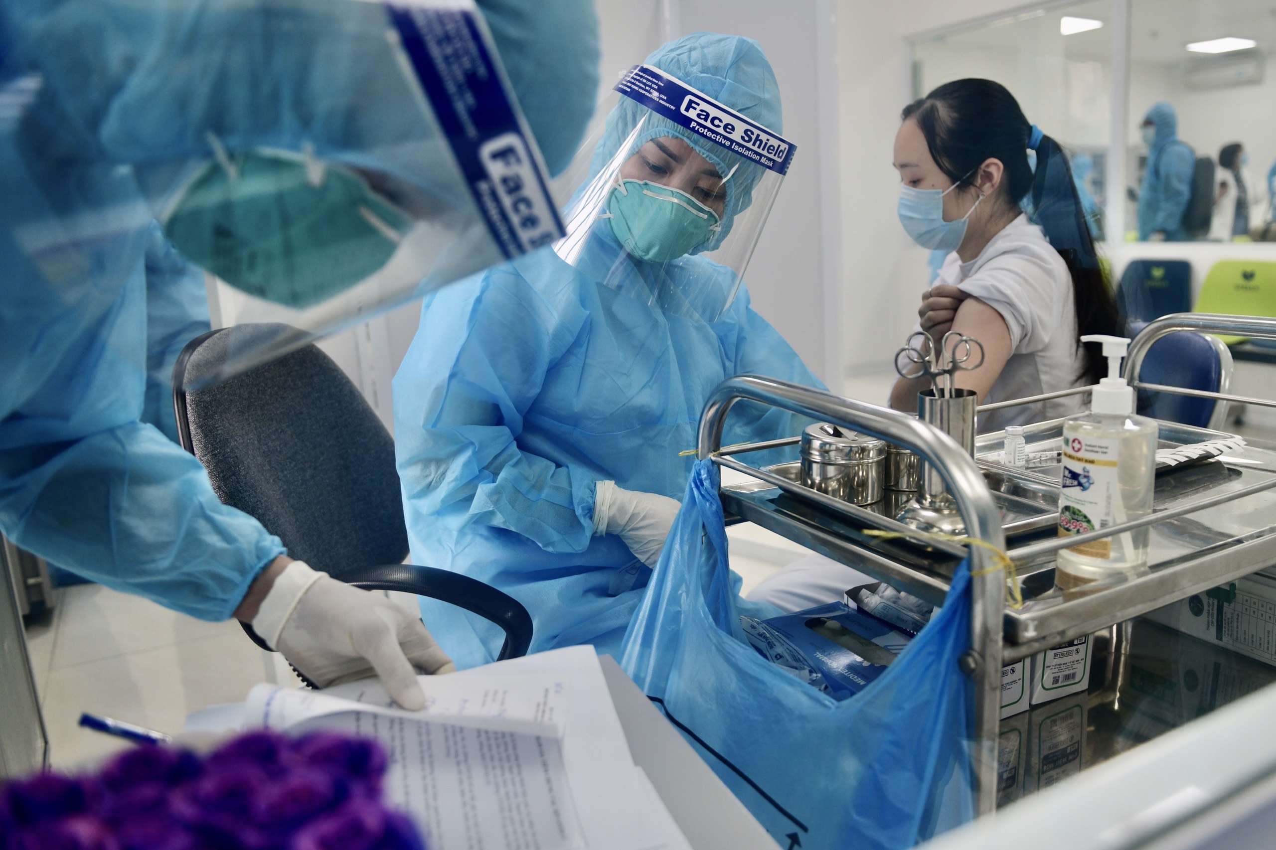 Gan 50.000 nguoi Viet da duoc tiem vaccine Covid-19 hinh anh