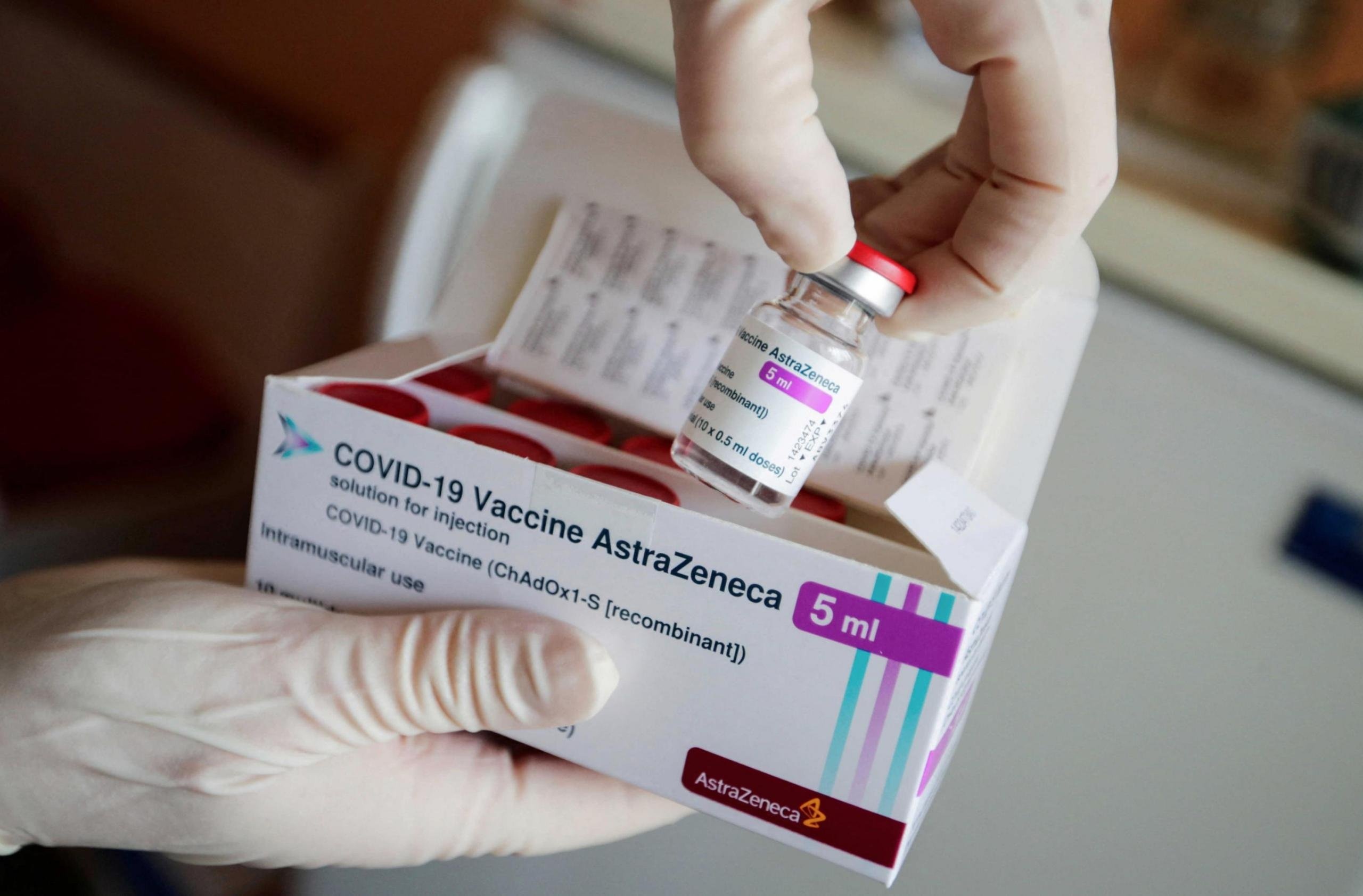 Nhan vien y te tu vong sau khi tiem vaccine Covid-19 hinh anh