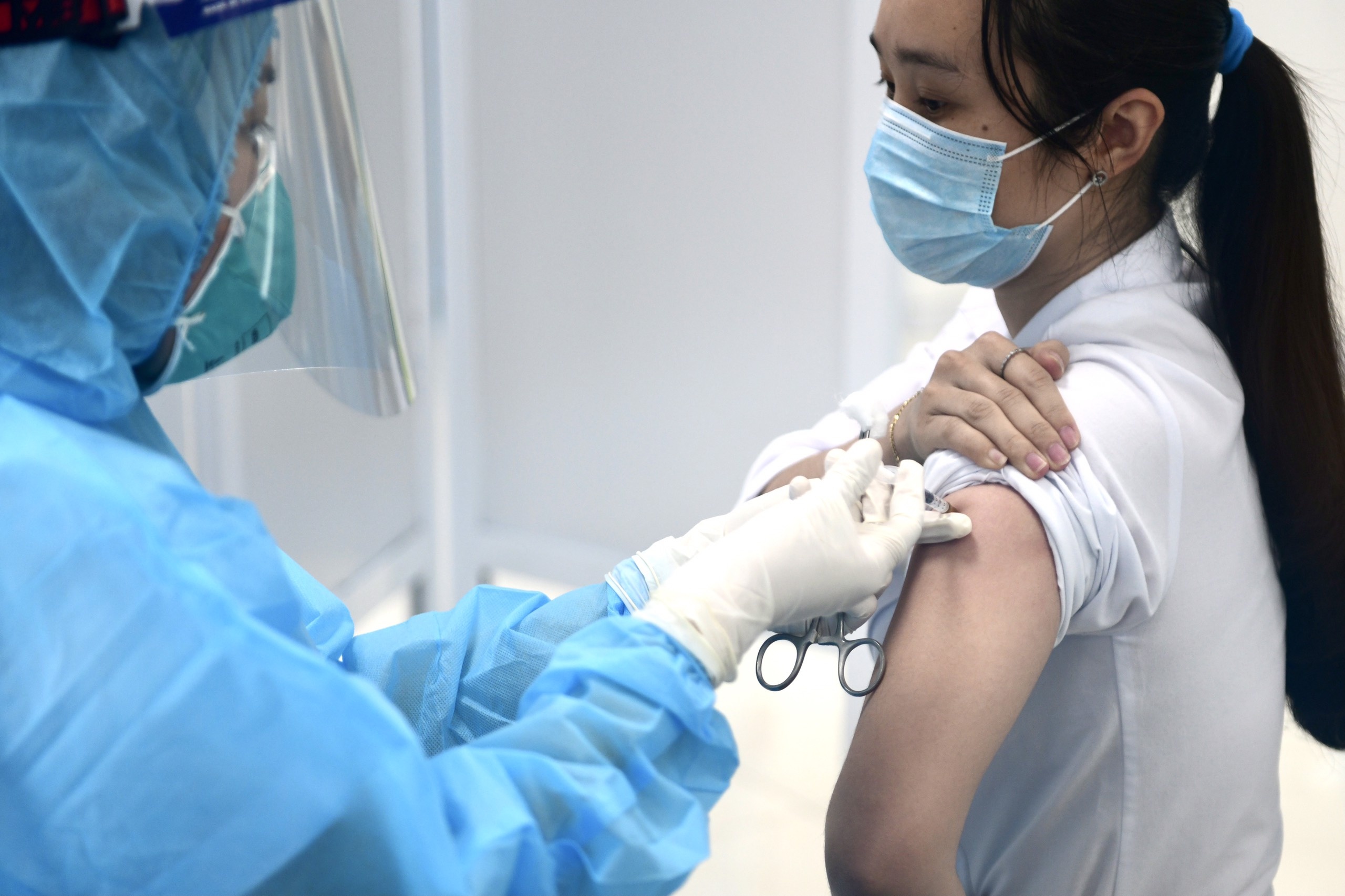 Vaccine Covid-19 cua AstraZeneca va IVAC khac nhau the nao? hinh anh