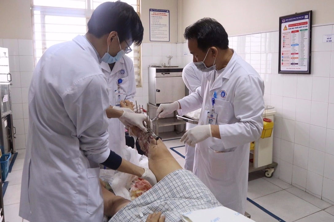 nát chân do tai nạn lao động ảnh 1 nat chan do tai nan lao dong anh 1
