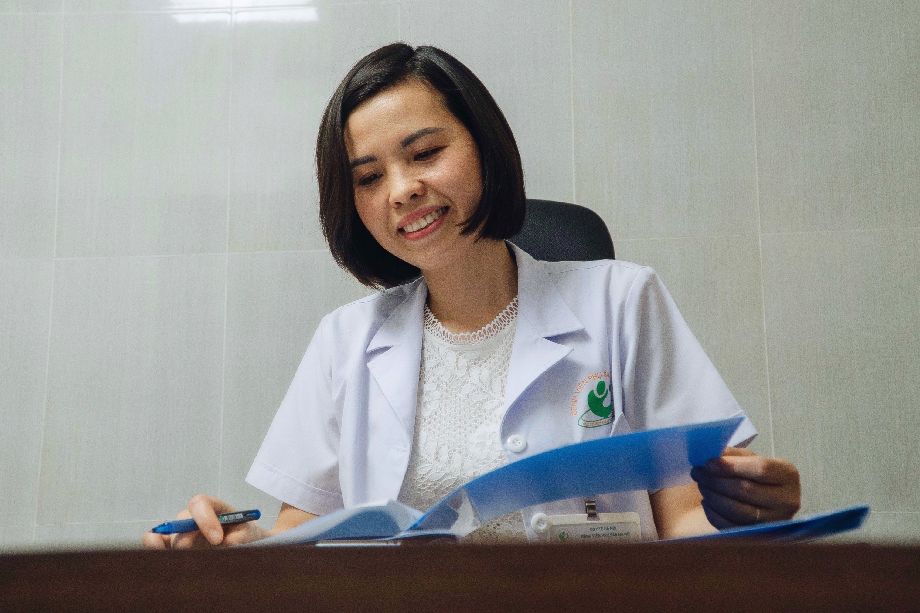 Nu bac si cuu nguoi tu trong bao thai hinh anh