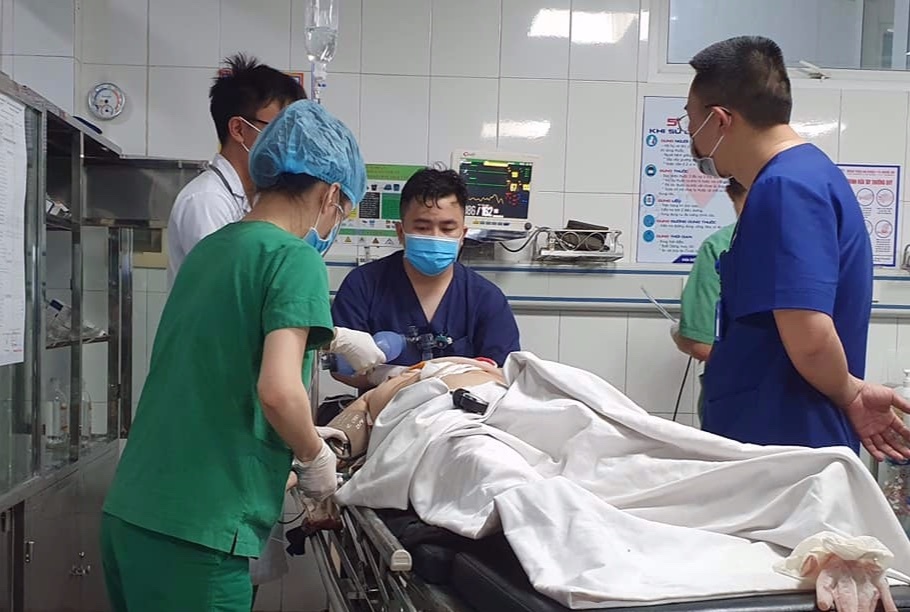 Cap cuu 22 nguoi gap tai nan tren duong di le hinh anh