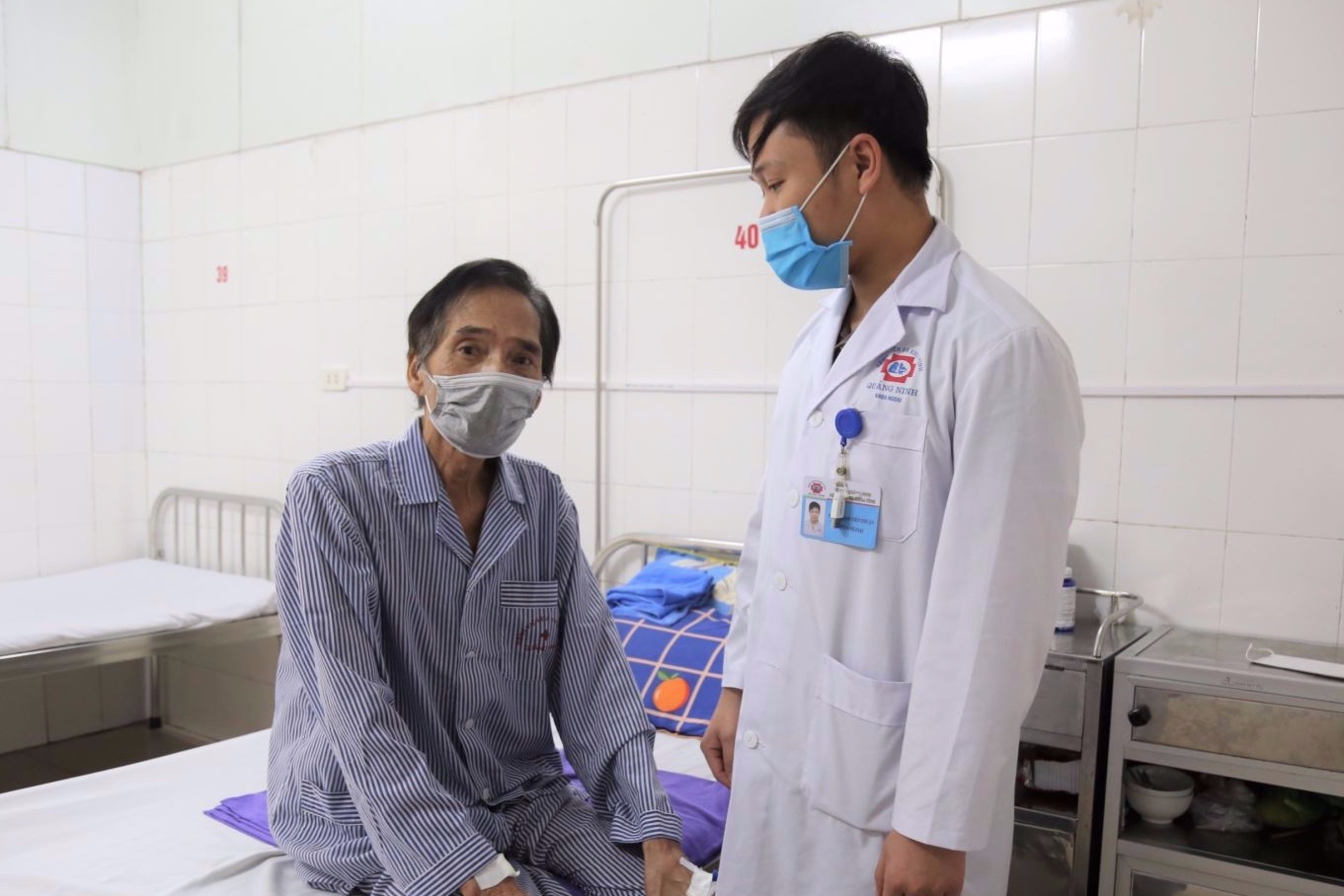 Nguoi dan ong duoc phau thuat tri 4 benh cung luc hinh anh