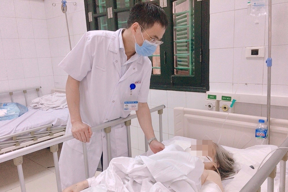 Nguoi phu nu bi cho bully 30 kg can nat cang tay trai hinh anh