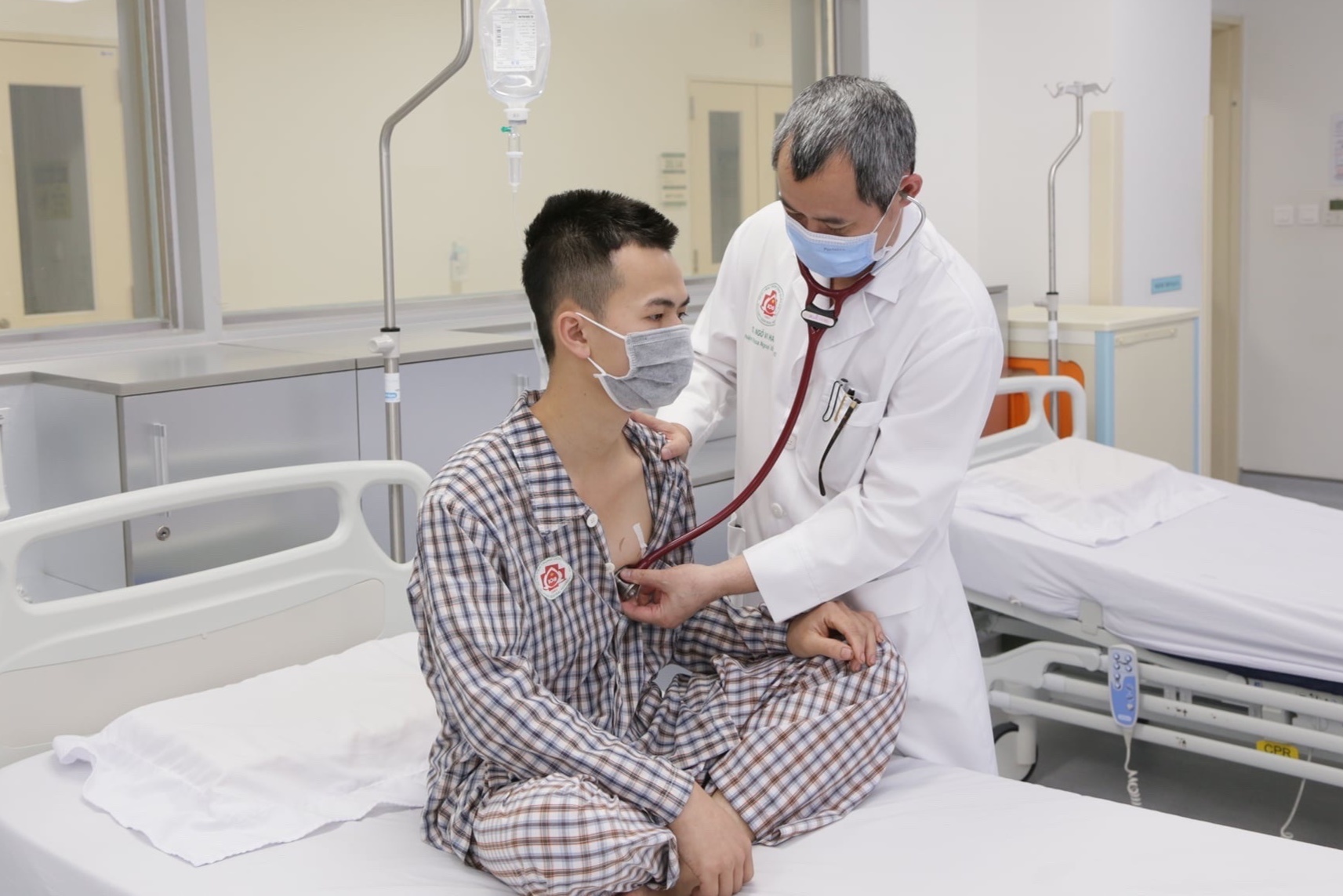 Nam thanh nien bi di vat vang vao tim khi che cui hinh anh