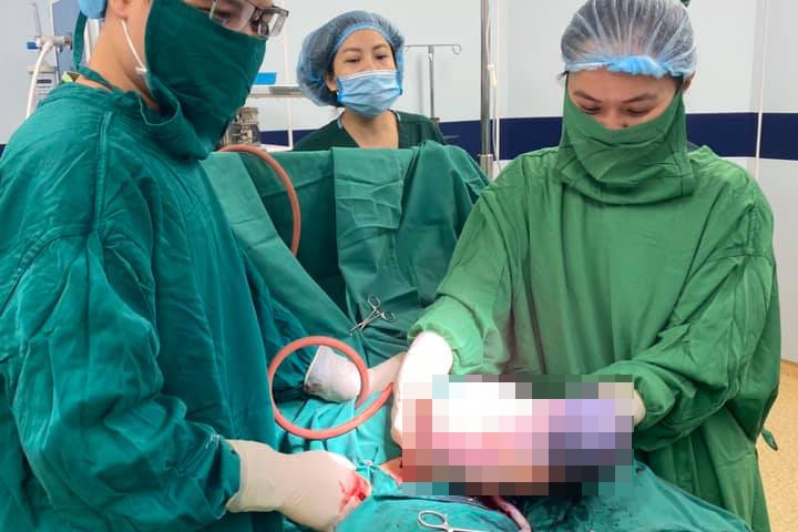 Be gai van con nguyen trong boc oi khi chao doi hinh anh