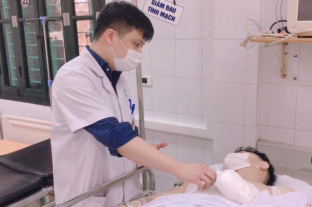 Mat 4 ngon tay vi tai nan lao dong hinh anh