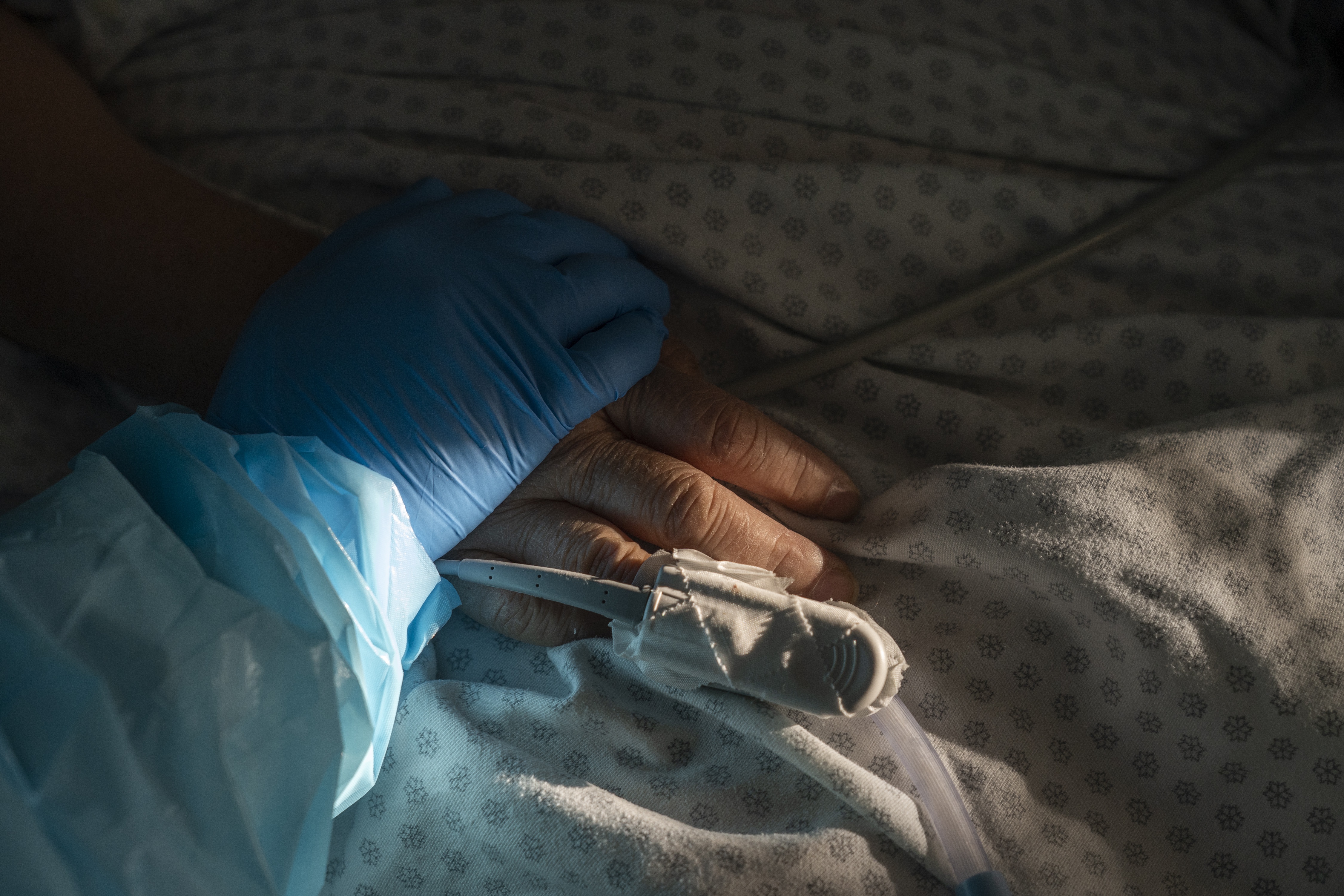 Be trai 13 tuoi tu vong do duoi nuoc khi bat oc hinh anh