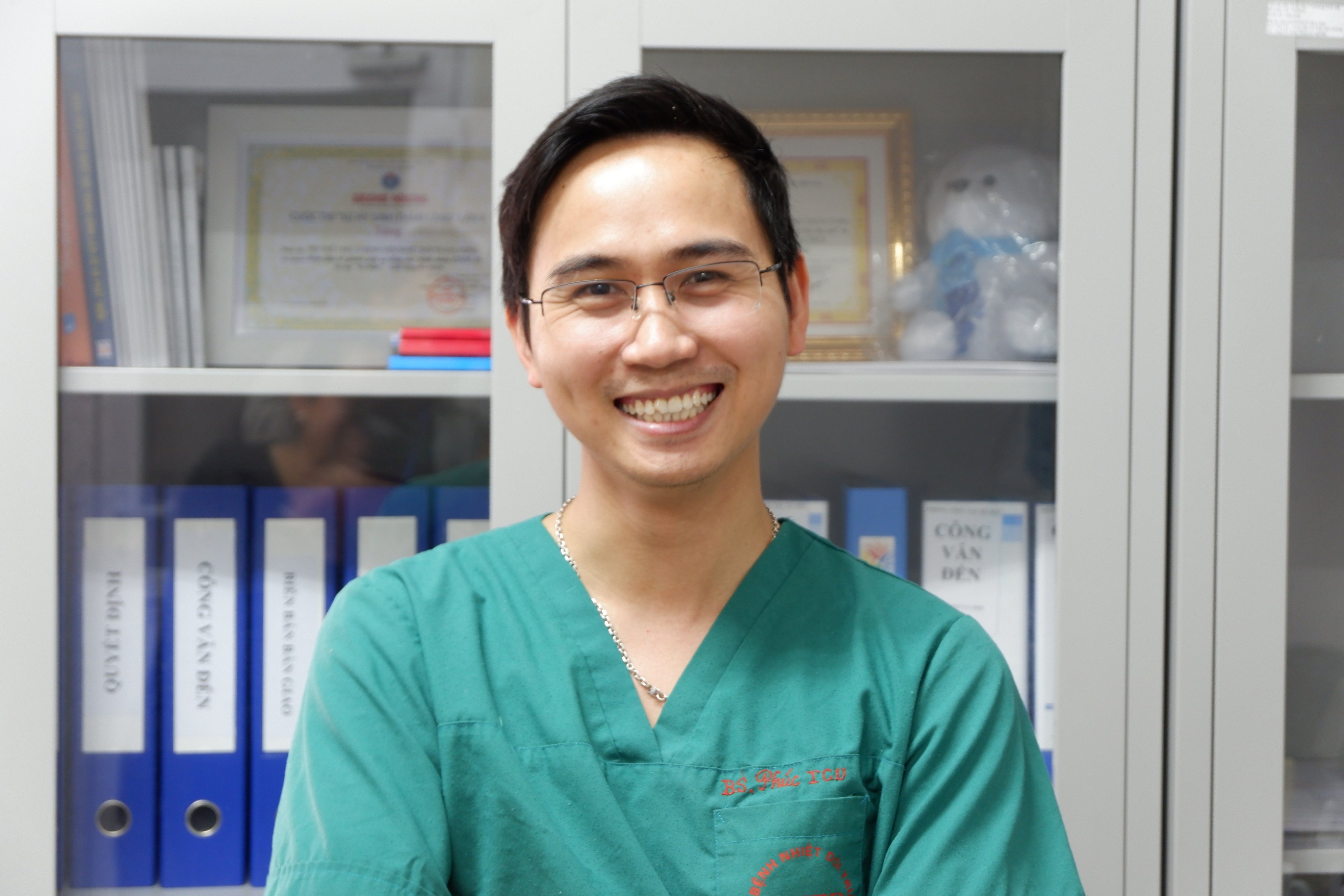 bác sĩ phạm văn phúc điều trị covid-19 ảnh 1 bac si pham van phuc dieu tri covid-19 anh 1
