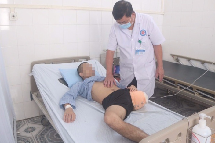 Nam thanh nien bi dut lia chan trai hinh anh