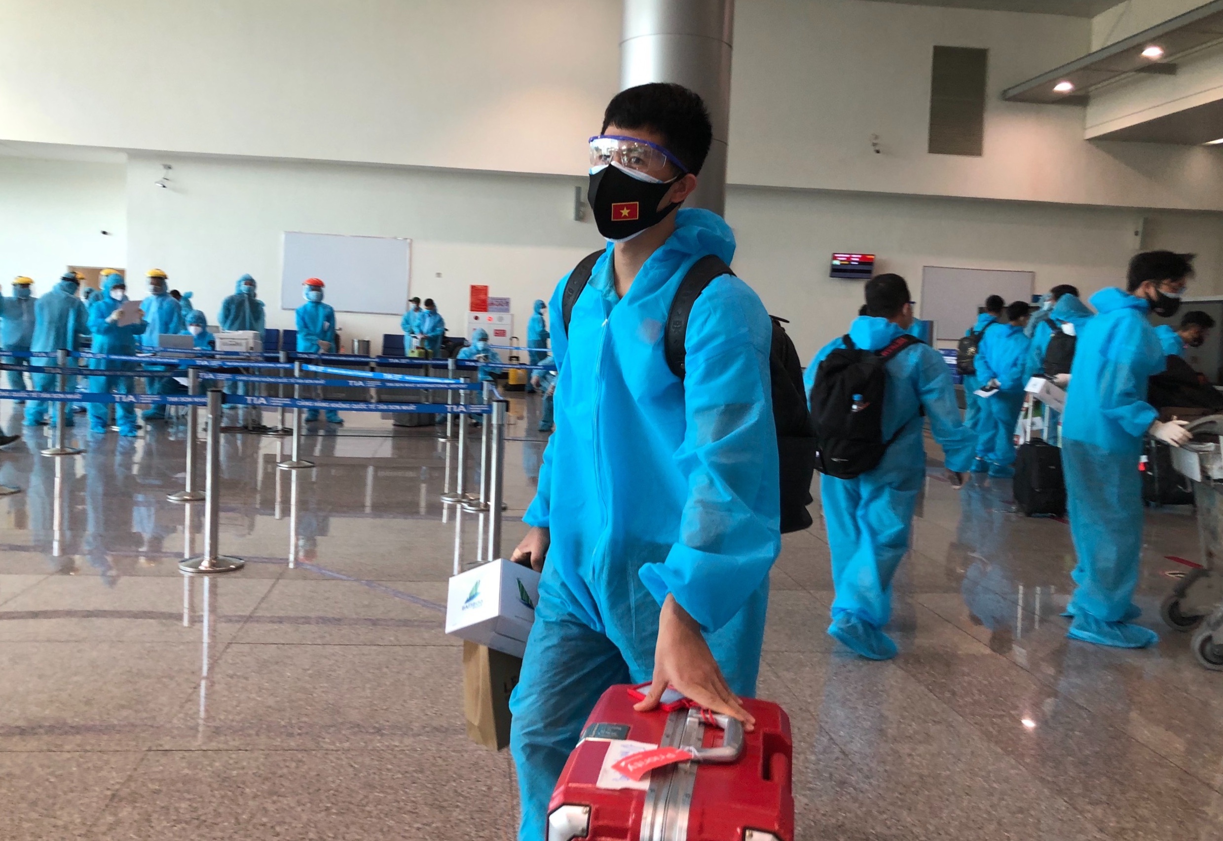 Chuyen bay cho doi tuyen Viet Nam ve nuoc co 2 nguoi mac Covid-19 hinh anh